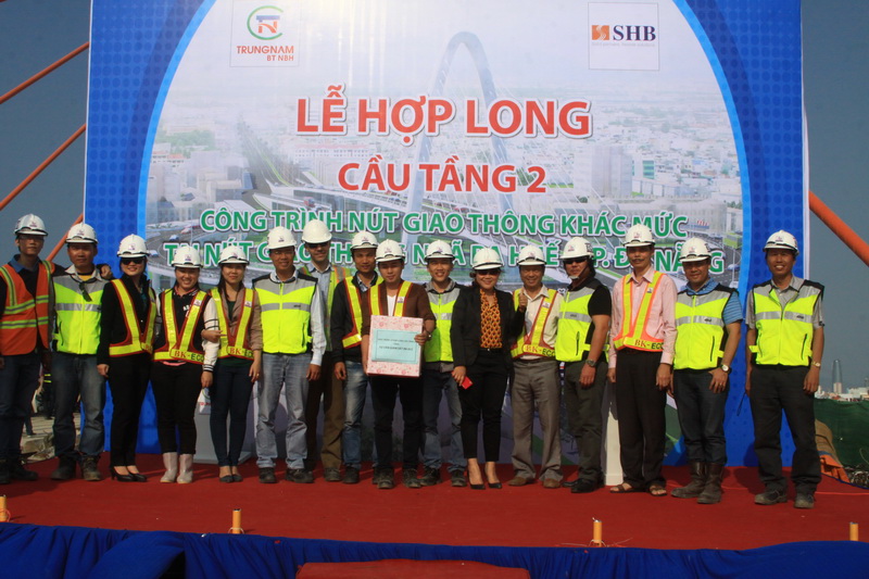 Hợp long tầng 2 cầu vượt Ngã Ba Huế