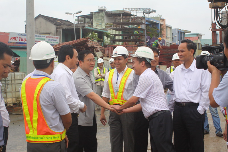 Phó Thủ tướng Hoàng Trung Hải thăm công trình Ngã ba Huế